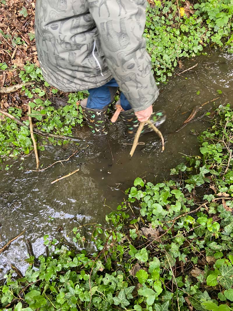 frischluftkinder_muenster_wildnis_walderkundung_bach_waten